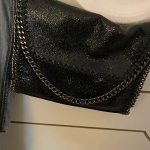 Stella McCartney  - Säljer min skit snygga Stella McCartney liknande väska som inte kommit till så mycket användning då jag har för många väskor ! Den är aldrig använd och i topp skick❤️‍🔥kan köpas direkt för rimligt förslag 