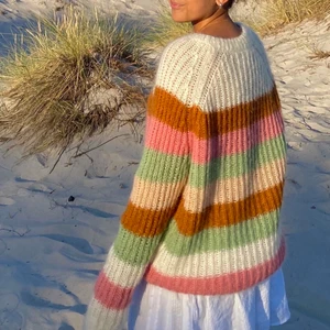 Randig tröja &other stories  - INTRESSEKOLL på denna super fina stickade tröjan från &other stories. Storlek M men ganska oversize. Frakt 66kr. Den är super fin i skicket och har inga defekter och är inte nopprig alls.