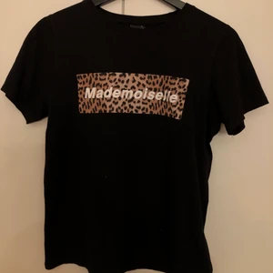 t-shirt - säljer min t-shirt ifrån ginatricot i storlek S,den är i fint skick och säljer den då jag inte använder den längre! det finns ett litet litet hål i armen bak men inget man lägger märke till alls😊💖