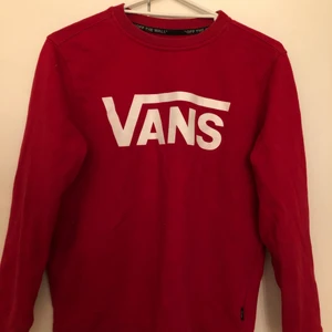 Vans hoodie - en vans hoodie som verkligen är jättefin och i super bra skick, jag har inte andväning av den längre och därav säljer jag den! det är i storlek ”Large” i barnstorlek men skulle säga att den är som en Xs/S då jag själv har S och den passade jättebra!🤩🥰
