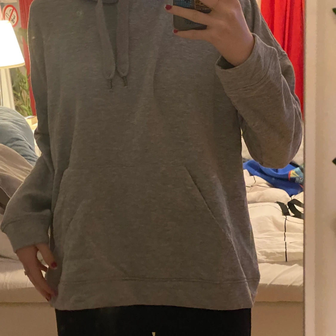 Grå hoodie med luva