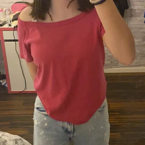 T-shirt - säljer en fin rosa t-shirt som jag inte riktigt vet vart den är ifrån. Jätte fint skick ❤️