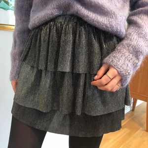 Kjol från NaKd - Glittrig kjol från NaKd i storlek S. Sparsamt använd så den är i fint skick