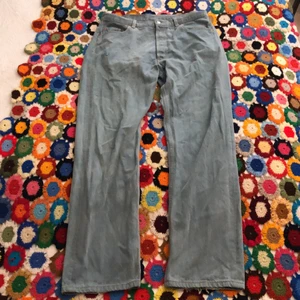 Feta Levis jeans! - Raka Levi’s jeans i bra skick! Färgen är liksom en ”vatten” färg, ser jävligt najs ut. Finns två små ”defekter”, slitaget på andra bilden och en limmfläck på tredje bilden. Inget som ser konstigt ut eller påverkar användningen(: Storlek W36 L35, passar mig som är 180 perfekt! Möts i Malmö och tar Swish, står ej för frakt eller postens slarv (: