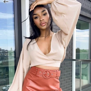 Beige topp - Jättesöt croppad topp från Asos, säljs ej längre! Är i storlek 36 men passar även 38 tror jag🤎