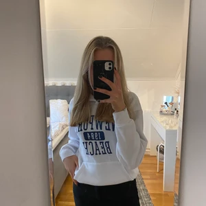 Hoodie XS - Säljer denna vita hoodien med blå text i storlek S ifrån SHEIN. Superfin och bra material, lite genomskinlig men inget man märker😊