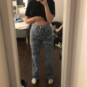 Shein jeans med graffiti - Strl S och passar perfekt i längden på mig som är 163 cm. Använd 2 gånger men märks inte! Bra kvalitet och inte ”billigt” material som shein ibland kan ha. Säljer pga att jag knappt använt dem.