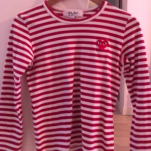Comme des garçons play - Comme des garçons tröja i storlek S. Använd fåtal gånger, i jättebra skick! Inköpt för 1200 kronor på nk i Göteborg💕 skickar gärna mer bilder vid intresse. Kan tänka mig att sänka priset något vid snabb affär!