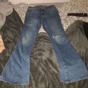 Lågmidjade byxor  - Ett par blåa lågmidjade byxor jätte fina tycker jag men inte min stil!