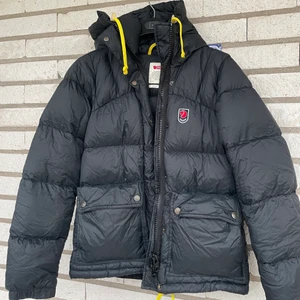 Fjällräven jacka - Säljer nu min superfina fjällrävenjacka pågrund av att jag har slutat använda den. Den är varsamt använd men ser lite skrynklig ut på bilden pågrund av att den varit nedpackad. Köpte den för 6000kr för något år sedan💛 den är jättevarmt och skön också så perfekt till vintern☃️vet inte riktigt vad det kostar att frakta men köparen står för det☺️ om flera är intresserade så blir det budgivning💞