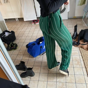 Gröna kostymbyxor  - Från HM. Långa i benen- jag är 1,72cm. Sitter bra över rumpan