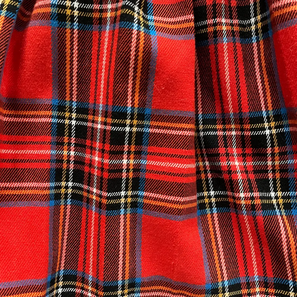 En röd veckad kjol från märket Monki. I bra skick och blir en favorit inför hösten och vintern. Täcker rumpa osv om man är kort (164cm) men osäker på hur mycket som täcks om du är mycket längre. Kjolar.
