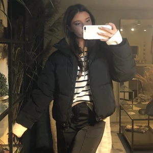 Pufferjacket - Säljer denna fina puff jackan ifrån zara som är perfekt nu till vintern. endast andvänd en vinter, den är i bra sick. Nypris 700kr mitt pris 300 + frakt  men går att diskutera. Stl xs men ganska oversized så skulle säga den passar xs- s kanske även M beroende på hur man vill den ska passa