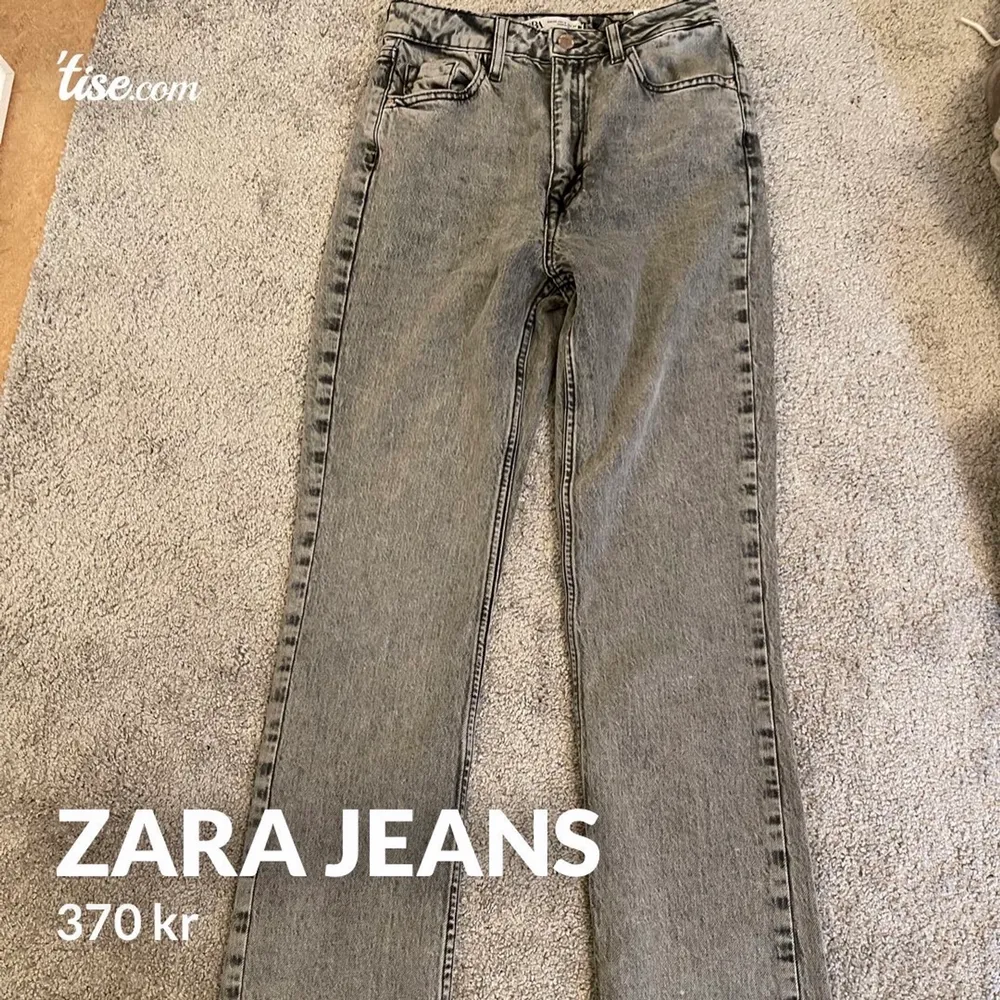 Jätte fina zara jeans med en slit nedtill storlek 34, fler bilder vid intresse, aldrig använda alla lappar kvar. Jeans & Byxor.