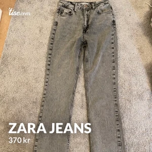 Zara - Jätte fina zara jeans med en slit nedtill storlek 34, fler bilder vid intresse, aldrig använda alla lappar kvar