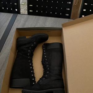 Timberland höga stövlar storlek 39 - Använda endast en vinter! Fint skick. Original karotong medkommer. Nypris 2000kr. Kan hämtas upp i Malmö eller Ljungbyhed☺️