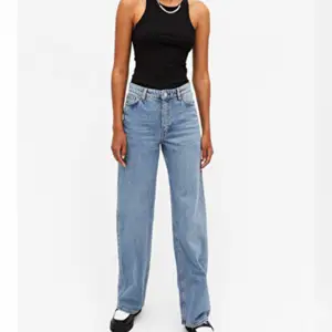 fina monki jeans i modellen yoko mid blue. Säljes då de tyvärr inte längre passar mig💓. 