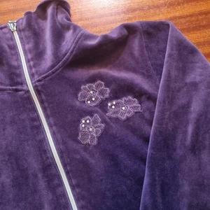 Y2k lila vintage velour utropspris 10 kr - från 10 kr. Buda ej om du inte tänkt köpa. Köpare betalar frakten. Samfraktar vid köp av flera varor 🥰 storlek l. Köp direkt 44 kr + frakt