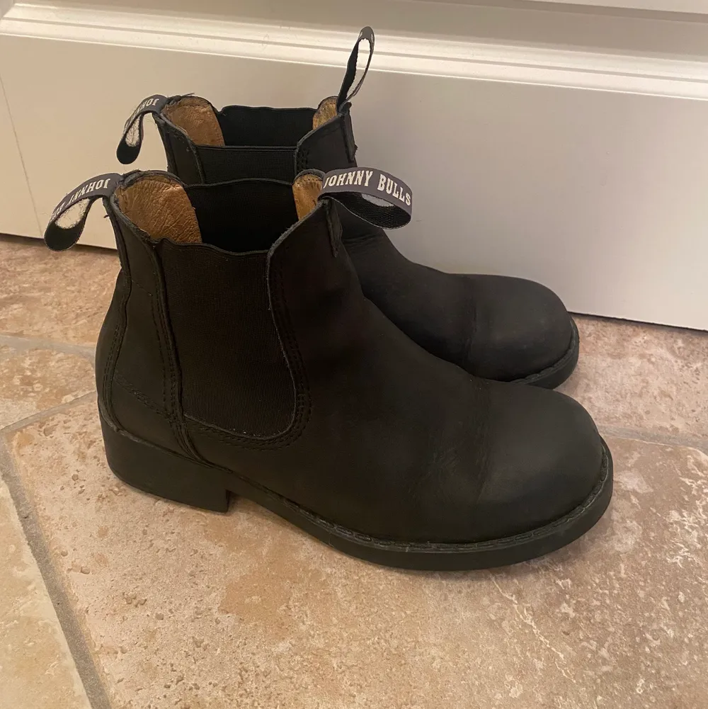Säljer mina svarta boots från Johnny Bulls, perfekta nu till hösten 🍁🍂 Skorna är sparsamt använda och är i fint skick. . Skor.