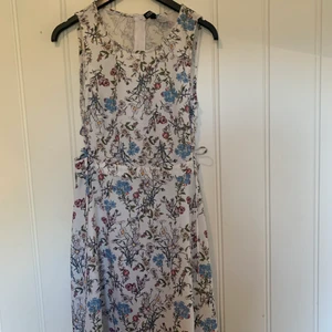 Blommig fin klänning 🌸  - Öppen i sidorna🥰