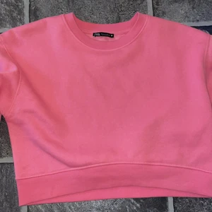 Sweatshirt från Zara i storlek S - Säljer denna fina rosa sweatshirt från Zara💞