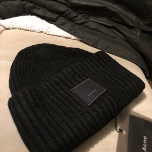 Acne Mössa svart NY - Acne studios mössa pansy smiley face svart! Helt ny oanvänd med tag kvar!