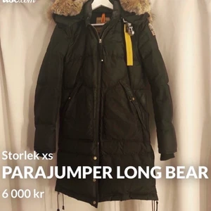 Parajumper long bear dam - Säljer denna fina jackan eftersom jag har hittat en annan jacka och därmed kommer inte denna till användning.Den är i bra sick. Hör av er vid mer information.☺️