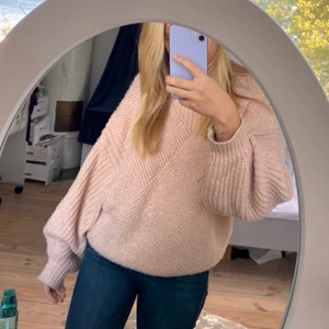 Ulltröja från Weekday - Underbar tröja i ullblandning från Weekday, så mysig och varm. Skickar gärna fler bilder vid förfrågan😊