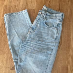 90s high waist jeans från Gina Tricot i färgen light blue💖 Använda fåtal gånger då dom är lite för stora, (troligtvis felmärkta och då strl 38 istället för 36) ord. Pris 599kr💖
