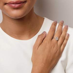 Säljer denna silvriga ring från Lily and rosé som du själv kan justera storleken på🌸 säljes för 140kr med frakt då ordinarie pris är 299kr