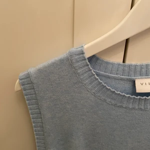 Stickad väst - Säljer denna ljusblåa fina stickade väst från Vila. Helt oanvänd, endast testad. Så den är helt i nyskick! 🦋 jag valde en större storlek då jag ville ha den lite oversized men den är inte en L skulle mer säga en M🤍