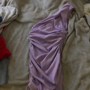 Klänning  - Jättefin klänning med dragsko som endast kommit till användning 1 gång, är i storlek M! 