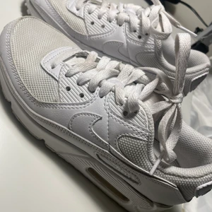 Nike skor 35,5 i storlek - Nya skor, har använts ett par gånger. Det har blivit en fläck på själva snöret men går att byta. Vill bli av med skorna då dem ej kmr till användning. Kom med bud och är öppen till alla förslag:)