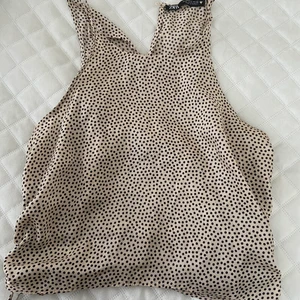 Top från zara - Beige top från zara i satin med svarta prickar. Såååå fin!! 