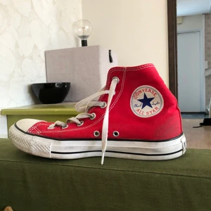 Röda Converse - Säljer mina röda converse då dom används för sällan. Lite smutsiga men annars i fint skick. Sulan är aningen gräddvit!!