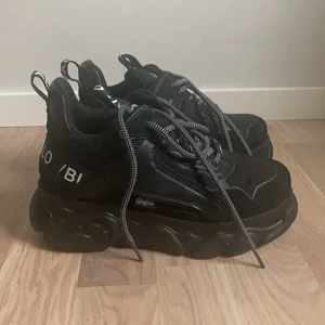 buffalo skor stlk 37 - buffalo skor i strlk 37 passar även 38. Kommer i fint skick!💞knappt använda