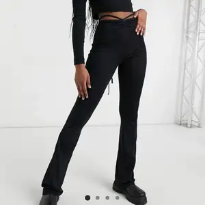 Helt nya assnygga y2k inspirerade byxor från Bershka (köpt på ASOS). Aldrig använt då dom inte passade. Var lite korta för min smak (173cm). Stl s-m. Kan mötas och frakta. Köparen står då för frakten. 