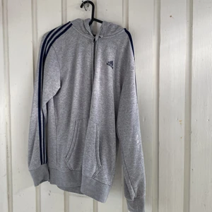 Tröja - Adidas tröja. Har en fläck. 66kr frakt