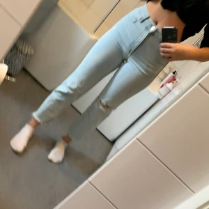 ”Mom jeans” från H&M strl 38 - Lite förkorta för min stil. Sitter bra i Midjan. Original pris 300