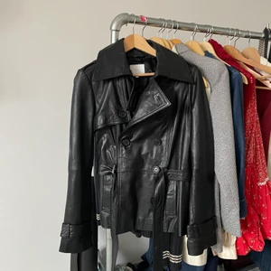 skinnjacka - Fin skinnjacka i äkta läder från märket Cue. Den är verkligen typ helt använd, ser ut att vara i nyskick. Passar på storlekarna 36-40 skulle jag säga❤️