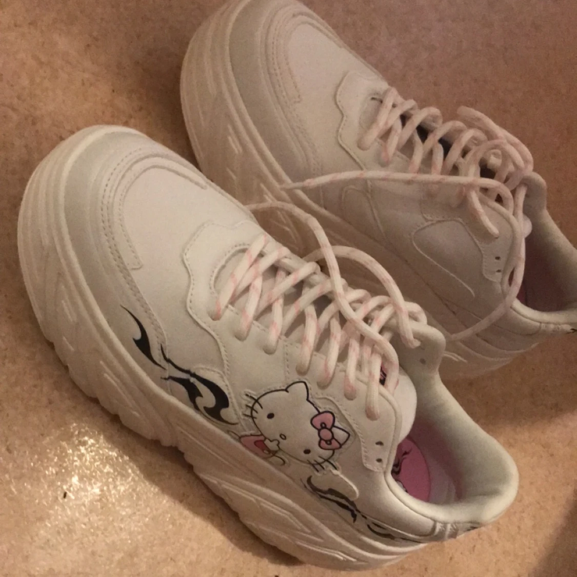 Hello Kitty skor storlek 39