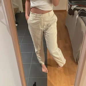 Kostymbyxor - Kostymbyxor ifrån uniqlo i beige 