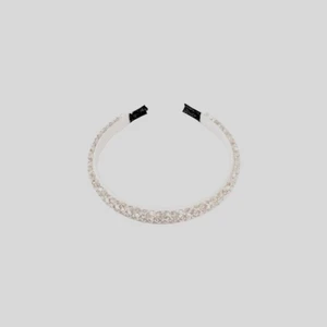 Diadem - Ett jätte fint vit glittrande diadem, köpt på åhlens för 129 kr 💞