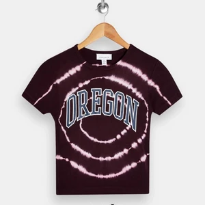 Oregon t shirt - Säljer denna fina T-shirten i storlek S/M. Den har en normal passform, produkten är slutsåld på hemsidan. Bilderna är lånade men om du vill ha fler bilder är det bara att fråga. Helt oanvänd, frakt kostar 66kr.