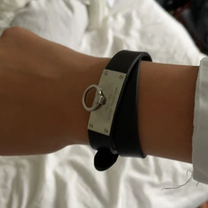 MK Armband💕 - Säljer mitt jätte snygga älskade Michael kors armband💕 Den går dubbelt över varandra som på bilden jätte fint!