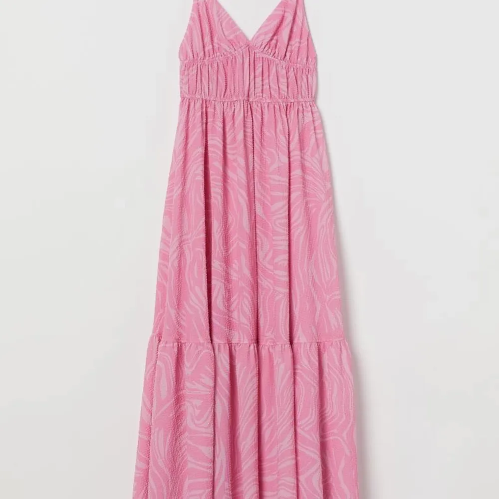 Slutsåld klänning från H&M. Använd 1 gång förra midsommar. . Klänningar.