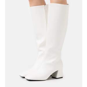 Oanvända vita ”Gogo boots” med 60-tals stuk. Storlek 38 och helt fräckfria. PRISET KAN FÖRHANDLAS. Köparen står för frakten (45kr)
