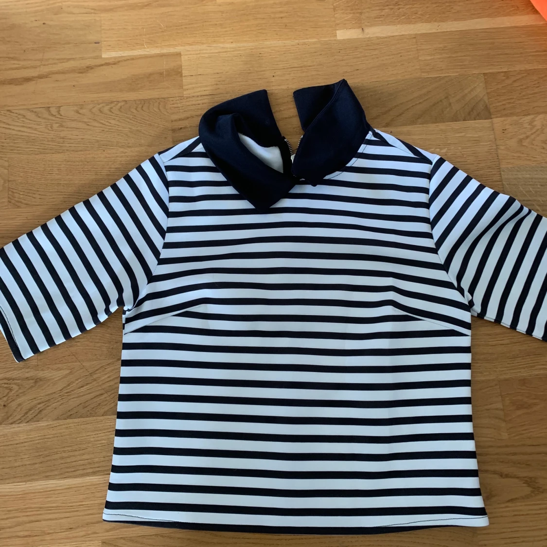 Randig bluströja med krage, storlek M. - 90