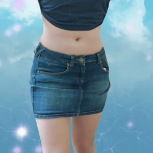 Lågmidjad denim/jeans kjol från hilfiger denim strl s - Den är lite stretchig och har väldigt bekvämt tyg. 