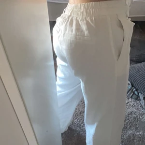 Vita linne byxor - Säljer mina vita linnebyxor då dom är för små, köptes för 700, buda gärna😊